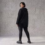 Schwarzer Hoodie aus Rippstoff mit Kapuze Kängurutasche und geradem Schnitt mit Stretch