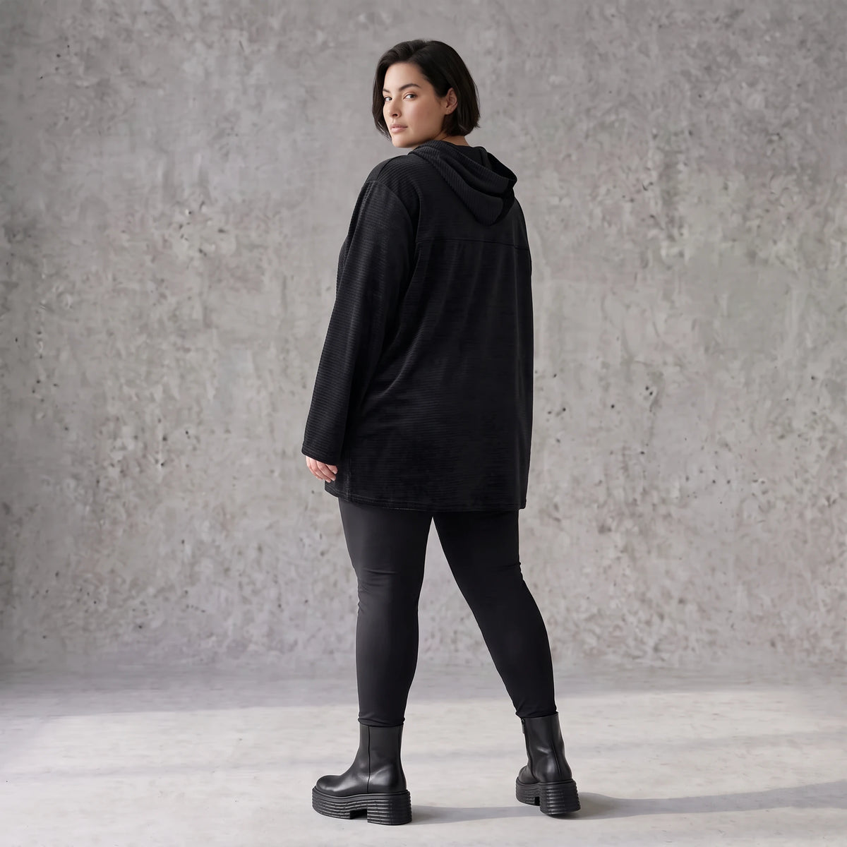 Schwarzer Hoodie aus Rippstoff mit Kapuze Kängurutasche und geradem Schnitt mit Stretch