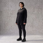 Schwarzer Hoodie aus Rippstoff mit Kapuze Kängurutasche und geradem Schnitt mit Stretch