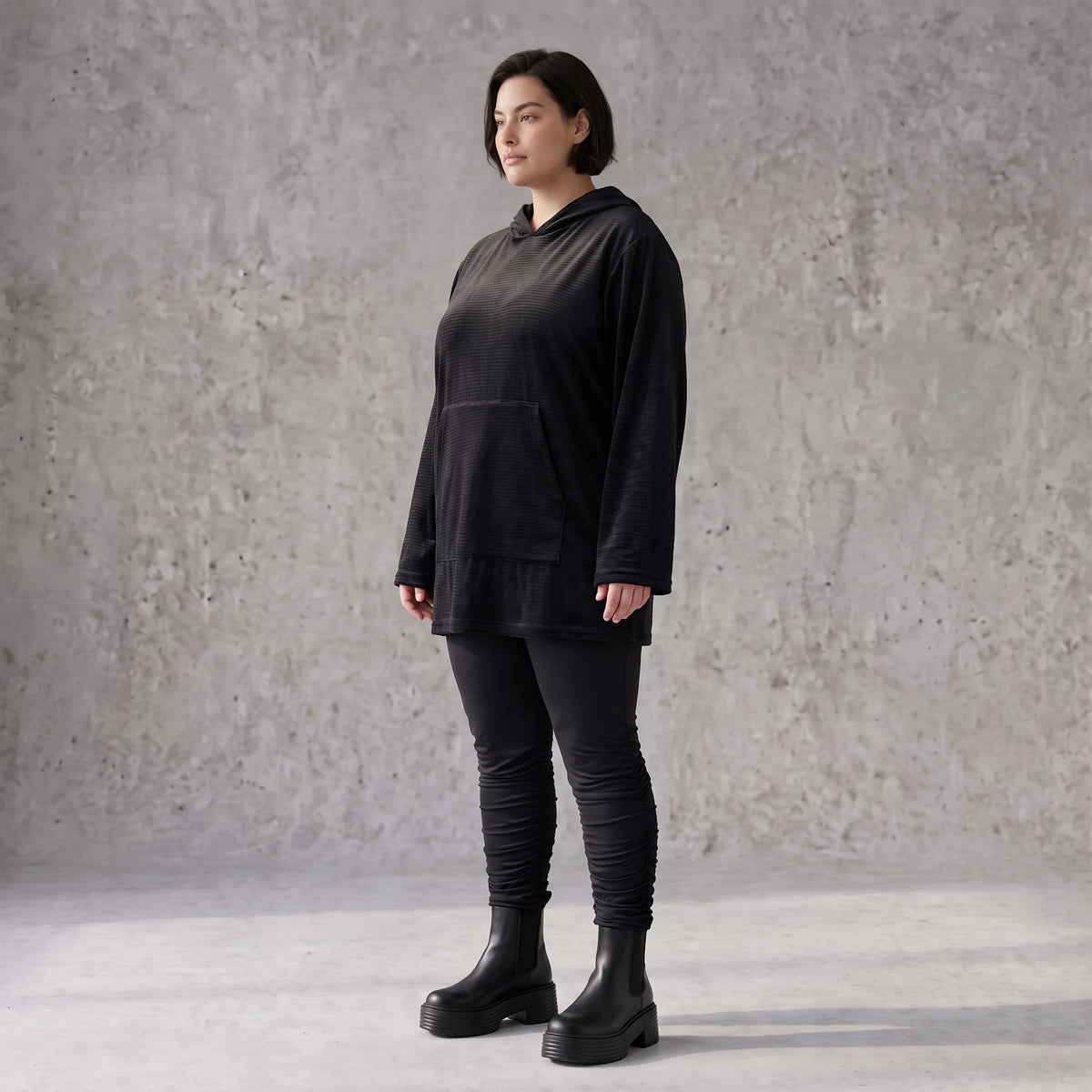 Schwarzer Hoodie aus Rippstoff mit Kapuze Kängurutasche und geradem Schnitt mit Stretch