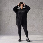 Schwarzer Hoodie aus Rippstoff mit Kapuze Kängurutasche und geradem Schnitt mit Stretch