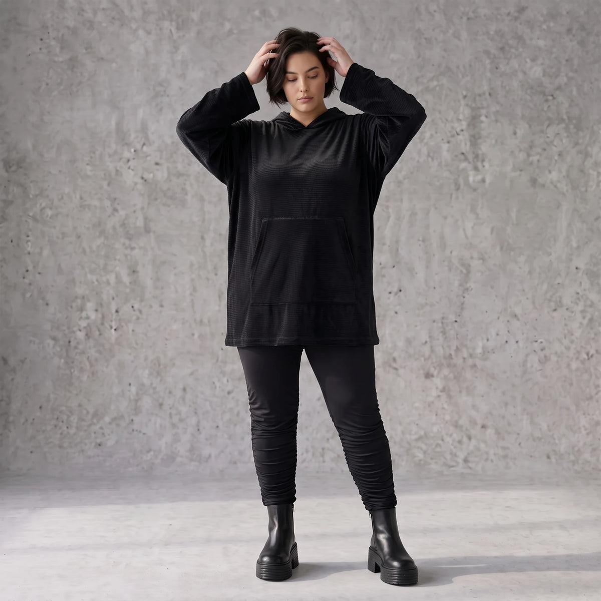 Schwarzer Hoodie aus Rippstoff mit Kapuze Kängurutasche und geradem Schnitt mit Stretch