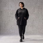 Schwarzer Hoodie aus Rippstoff mit Kapuze Kängurutasche und geradem Schnitt mit Stretch