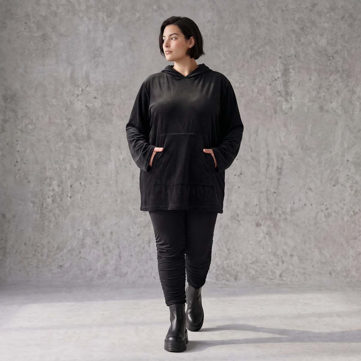 Schwarzer Hoodie aus Rippstoff mit Kapuze Kängurutasche und geradem Schnitt mit Stretch