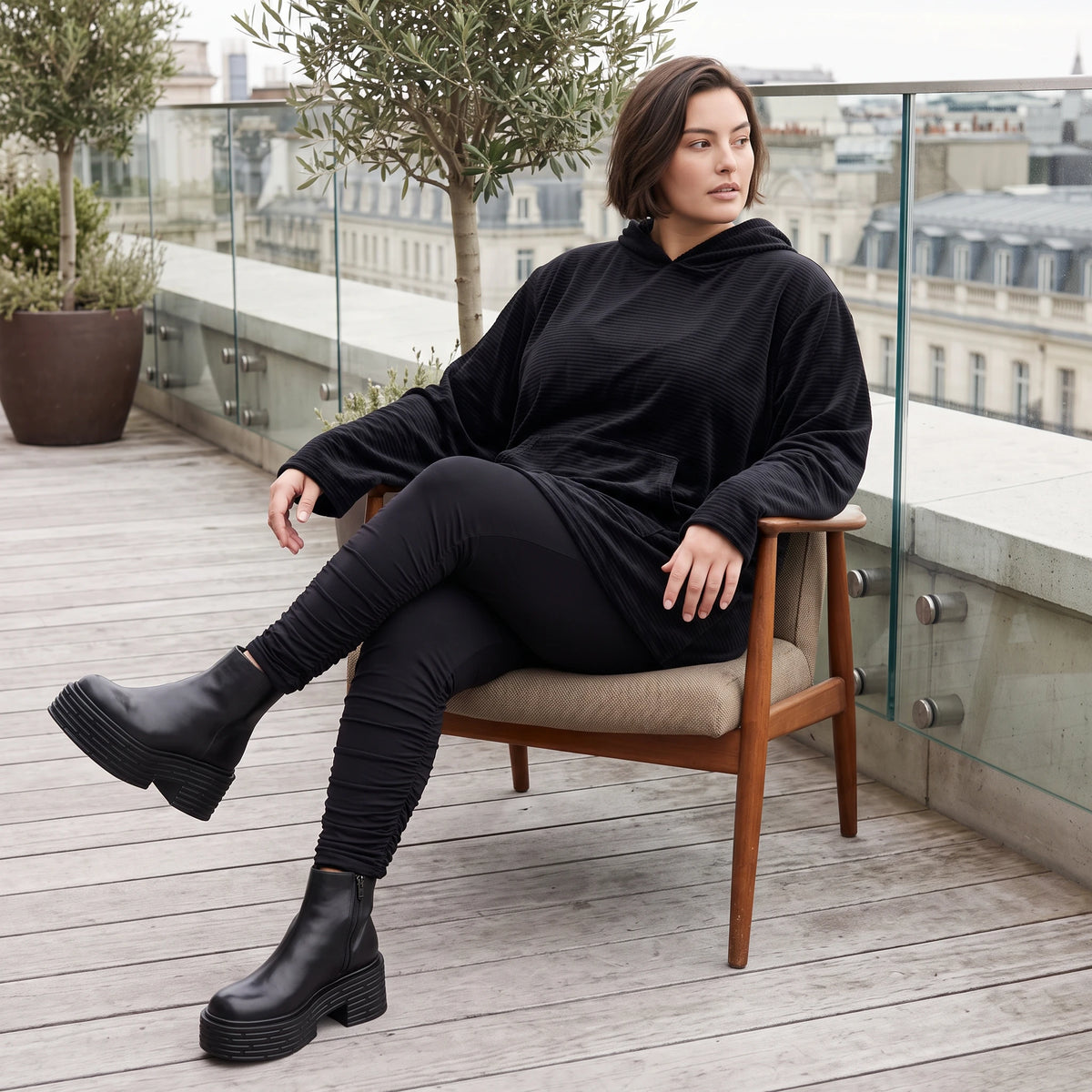 Schwarzer Hoodie aus Rippstoff mit Kapuze Kängurutasche und geradem Schnitt mit Stretch
