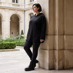 Schwarzer Hoodie aus Rippstoff mit Kapuze Kängurutasche und geradem Schnitt mit Stretch