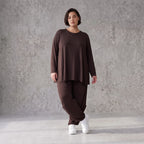 Dunkelbraunes Langarmshirt aus Slinkystoff mit Stretch in glockiger Form mit Rundhals