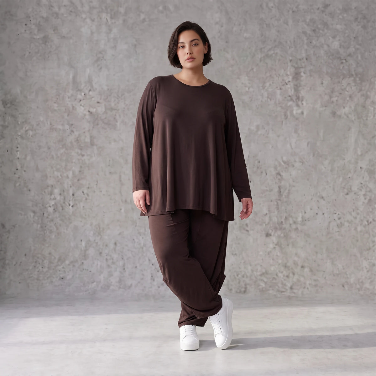 Dunkelbraunes Langarmshirt aus Slinkystoff mit Stretch in glockiger Form mit Rundhals