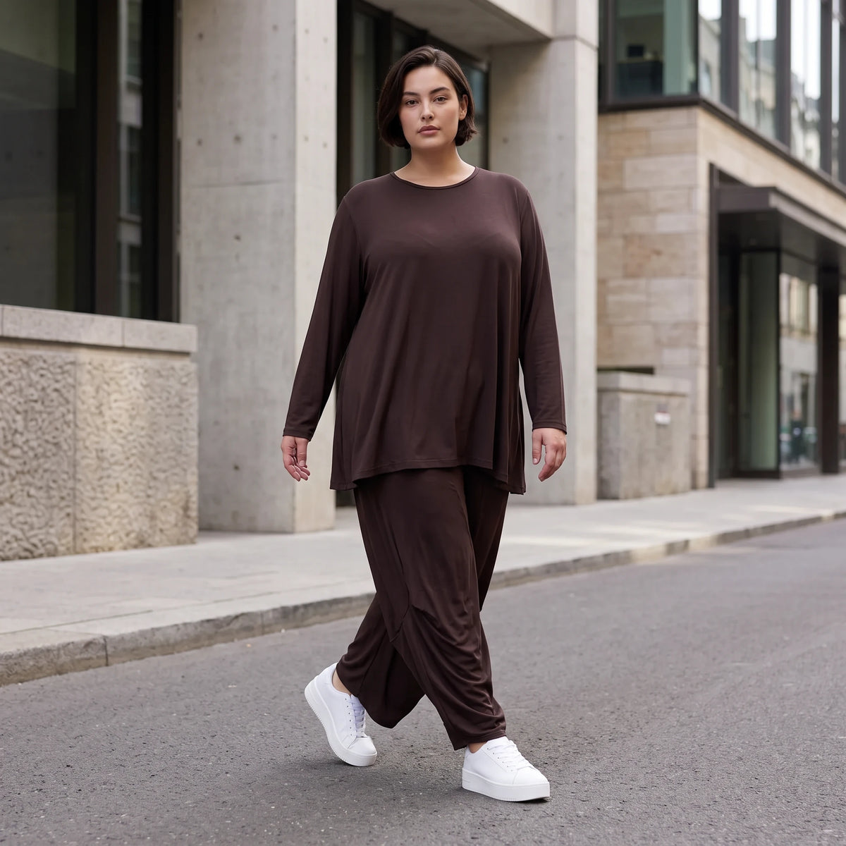 Dunkelbraunes Langarmshirt aus Slinkystoff mit Stretch in glockiger Form mit Rundhals