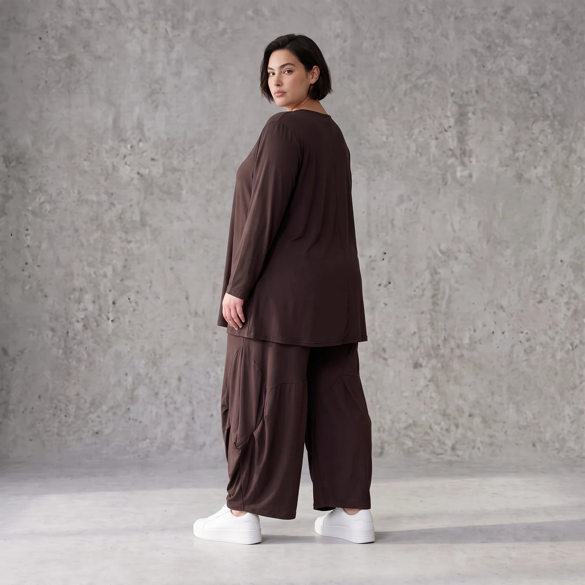 Dunkelbraunes Langarmshirt aus Slinkystoff mit Stretch in glockiger Form mit Rundhals