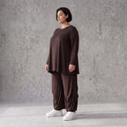 Dunkelbraunes Langarmshirt aus Slinkystoff mit Stretch in glockiger Form mit Rundhals