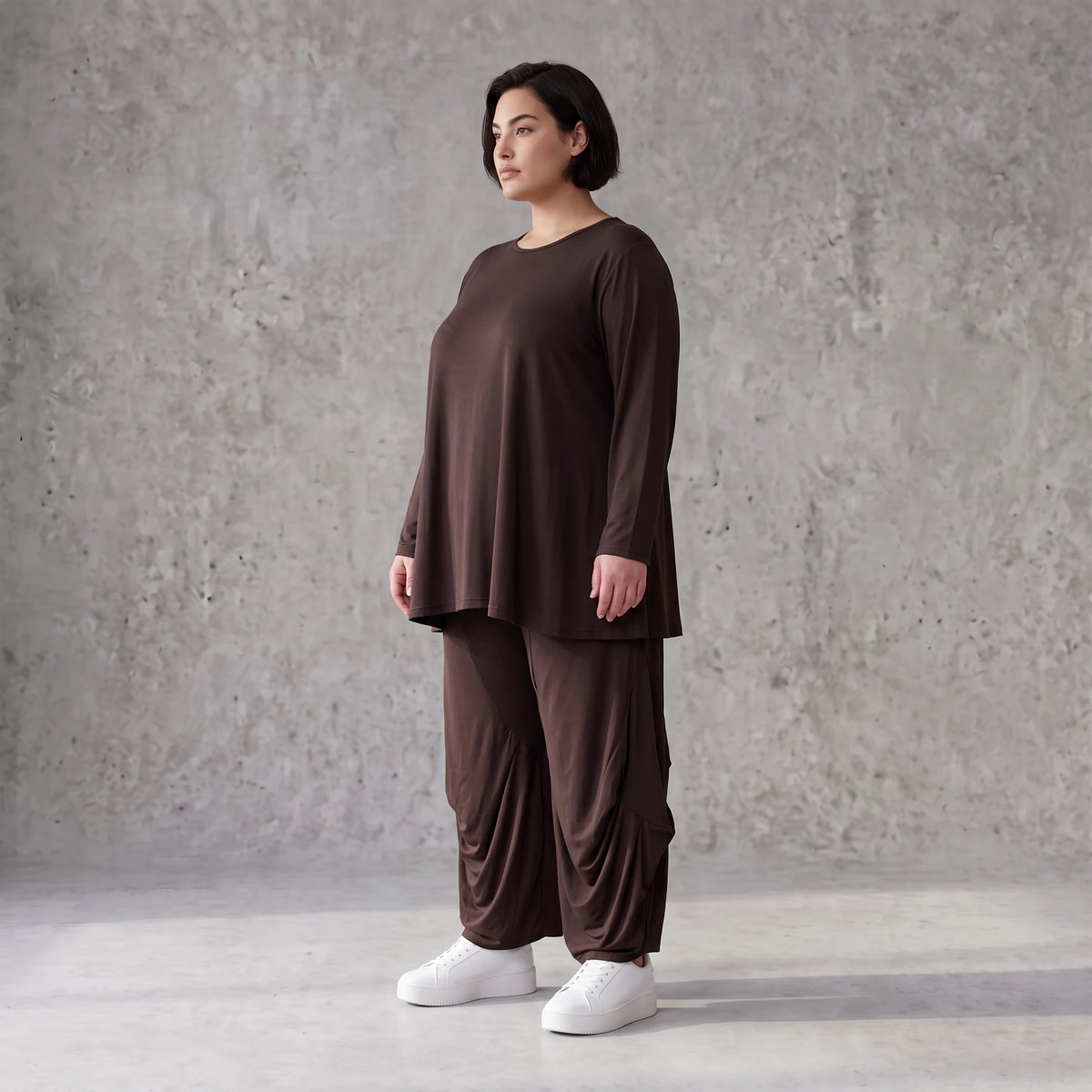 Dunkelbraunes Langarmshirt aus Slinkystoff mit Stretch in glockiger Form mit Rundhals