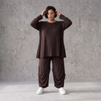 Dunkelbraunes Langarmshirt aus Slinkystoff mit Stretch in glockiger Form mit Rundhals