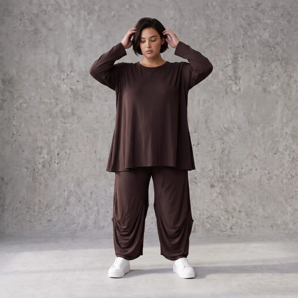 Dunkelbraunes Langarmshirt aus Slinkystoff mit Stretch in glockiger Form mit Rundhals
