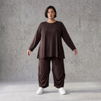 Dunkelbraunes Langarmshirt aus Slinkystoff mit Stretch in glockiger Form mit Rundhals