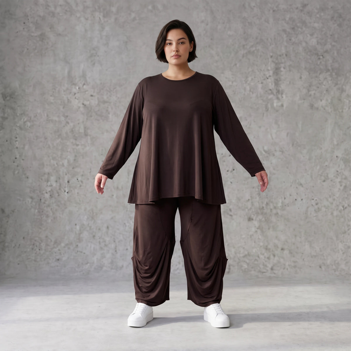 Dunkelbraunes Langarmshirt aus Slinkystoff mit Stretch in glockiger Form mit Rundhals
