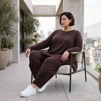 Dunkelbraunes Langarmshirt aus Slinkystoff mit Stretch in glockiger Form mit Rundhals