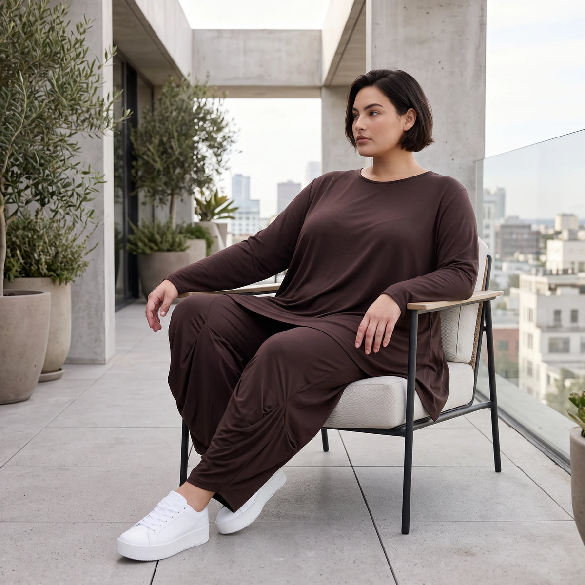 Dunkelbraunes Langarmshirt aus Slinkystoff mit Stretch in glockiger Form mit Rundhals