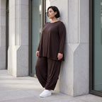 Dunkelbraunes Langarmshirt aus Slinkystoff mit Stretch in glockiger Form mit Rundhals