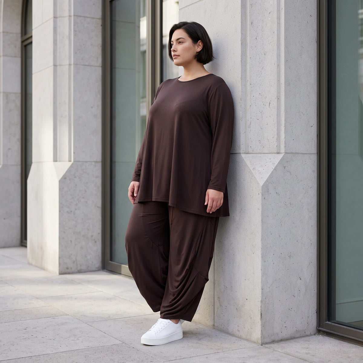 Dunkelbraunes Langarmshirt aus Slinkystoff mit Stretch in glockiger Form mit Rundhals