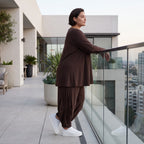 Dunkelbraunes Langarmshirt aus Slinkystoff mit Stretch in glockiger Form mit Rundhals