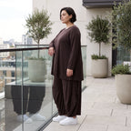 Dunkelbraunes Langarmshirt aus Slinkystoff mit Stretch in glockiger Form mit Rundhals