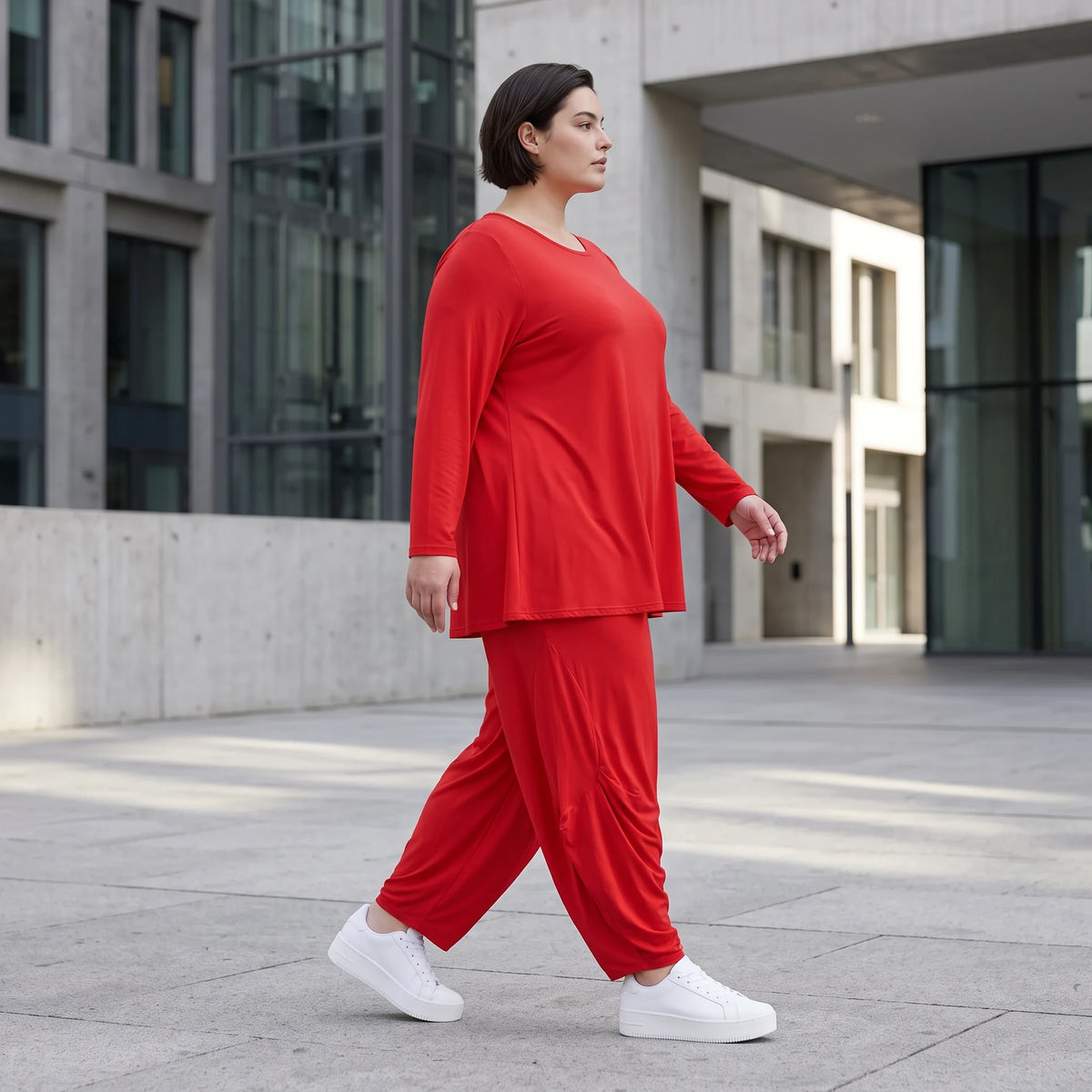 Rotes Langarmshirt aus Slinkystoff mit Stretch in glockiger Form und Rundhalsausschnitt