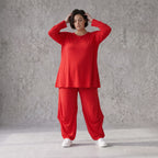 Rotes Langarmshirt aus Slinkystoff mit Stretch in glockiger Form und Rundhalsausschnitt