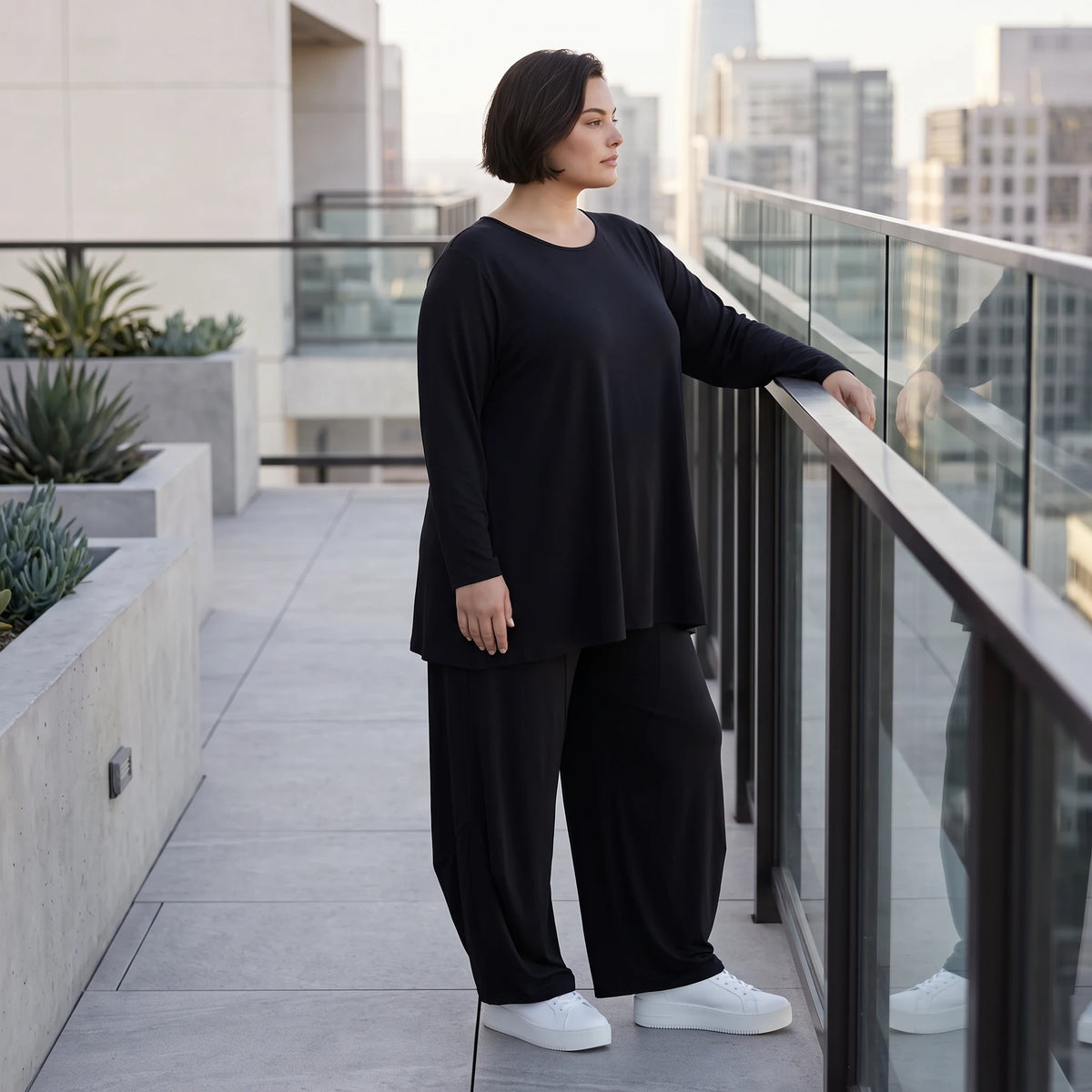 Schwarzes Langarmshirt aus Slinky in Glockenform mit Rundhalsausschnitt elastisch Basic