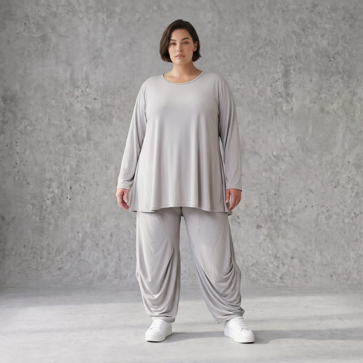 Silbergraues Slinkyshirt in Glockenform mit Rundhalsausschnitt und Stretchkomfort