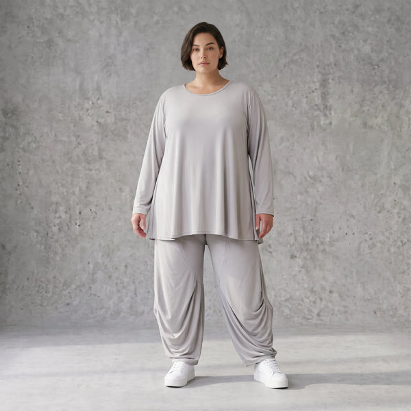 Silbergraues Slinkyshirt in Glockenform mit Rundhalsausschnitt und Stretchkomfort