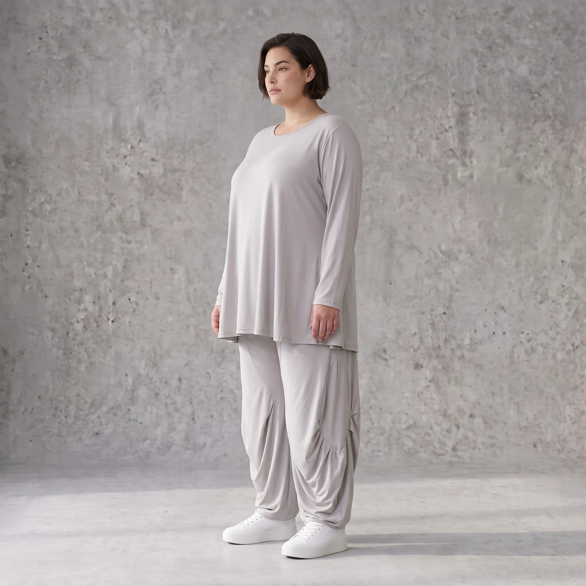 Silbergraues Slinkyshirt in Glockenform mit Rundhalsausschnitt und Stretchkomfort