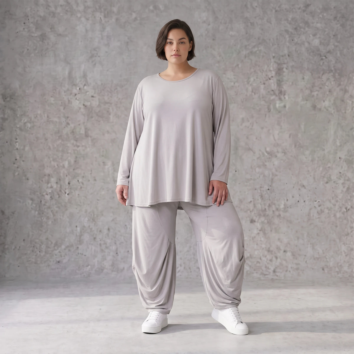 Silbergraues Slinkyshirt in Glockenform mit Rundhalsausschnitt und Stretchkomfort