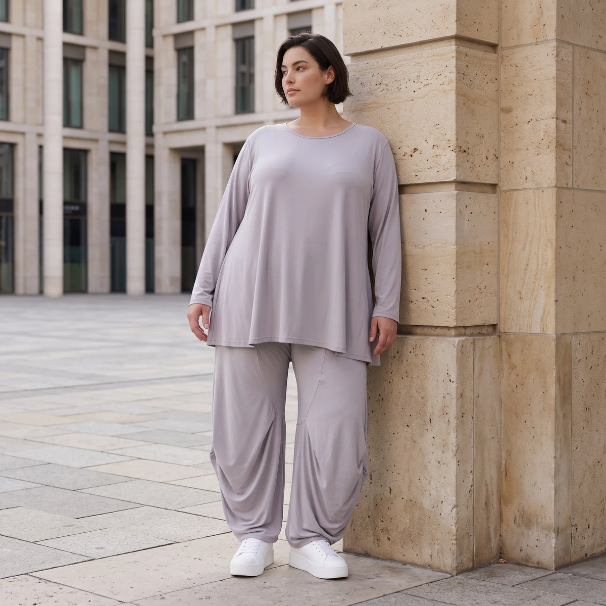 Silbergraues Slinkyshirt in Glockenform mit Rundhalsausschnitt und Stretchkomfort