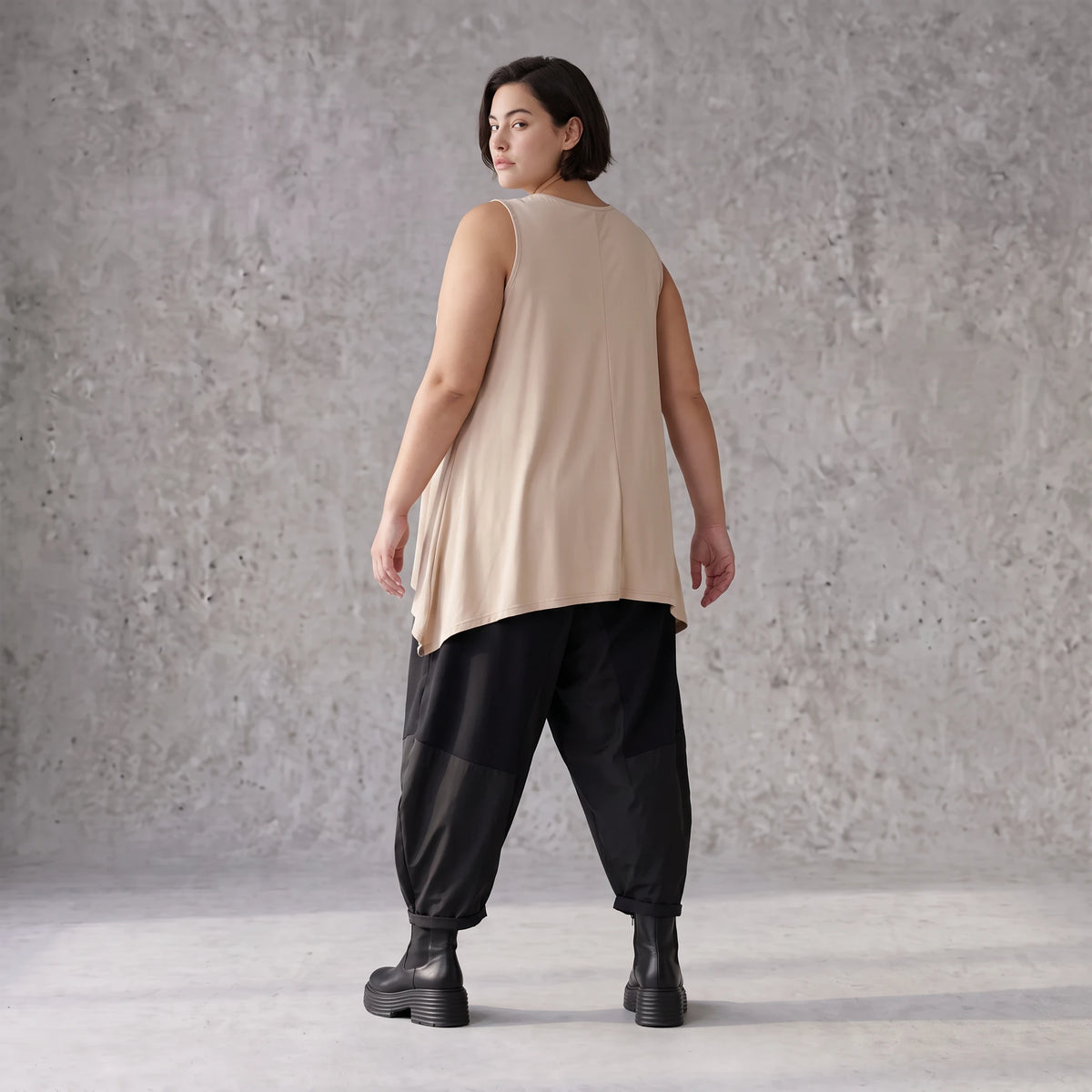 Ärmelloses Basic Top in A-Linie aus fließendem Slinkystoff mit Stretch und Zipfelsaum