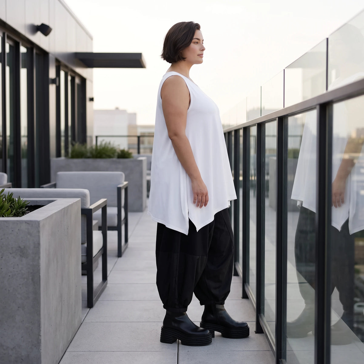 Ärmelloses Basic Top aus Slinkystoff mit Stretch in A-Linie mit Rundhals und Schlitzen