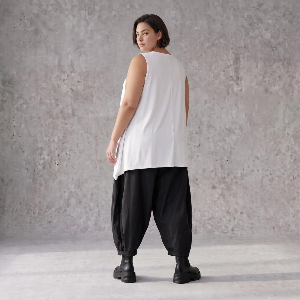 Ärmelloses Basic Top aus Slinkystoff mit Stretch in A-Linie mit Rundhals und Schlitzen
