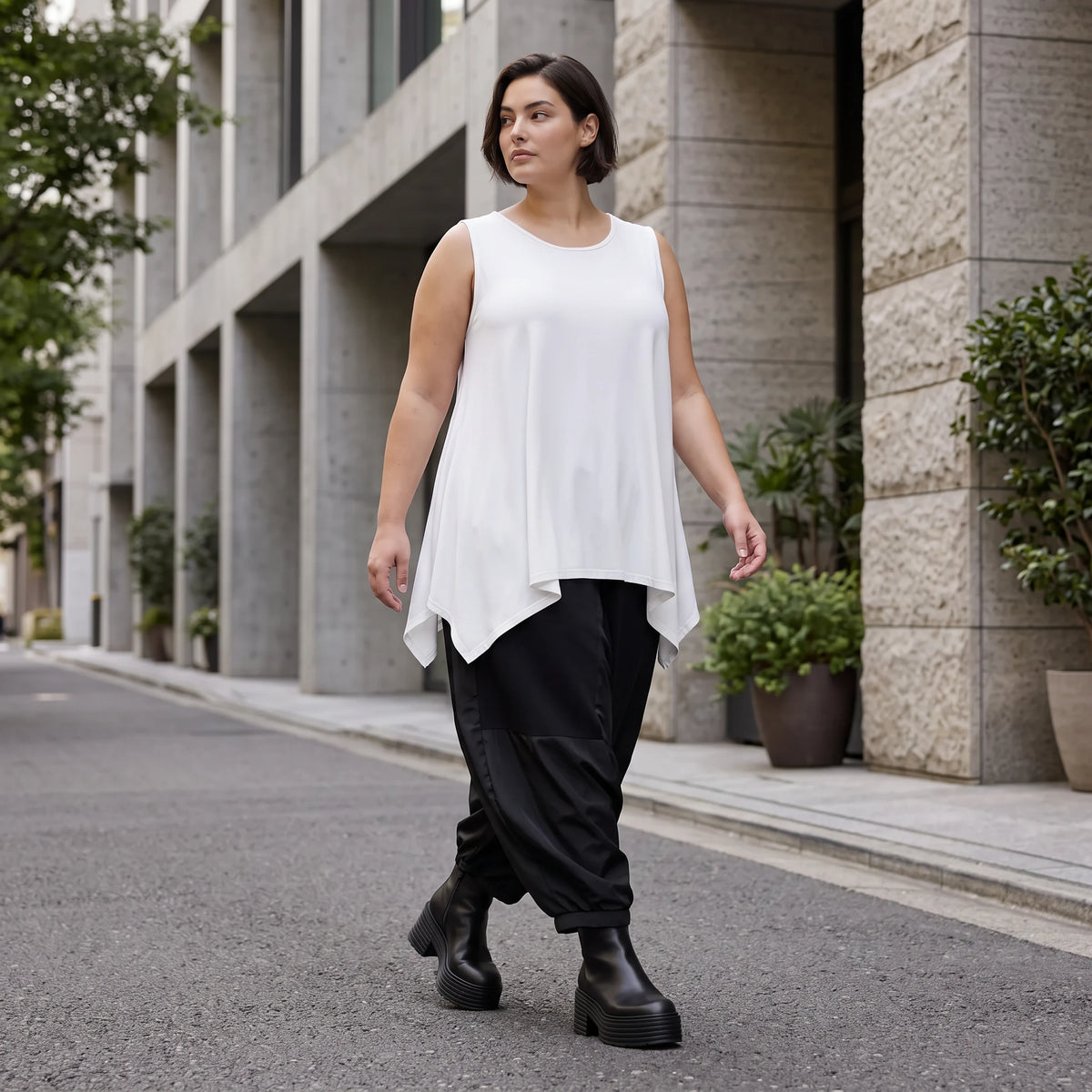 Ärmelloses Basic Top aus Slinkystoff mit Stretch in A-Linie mit Rundhals und Schlitzen