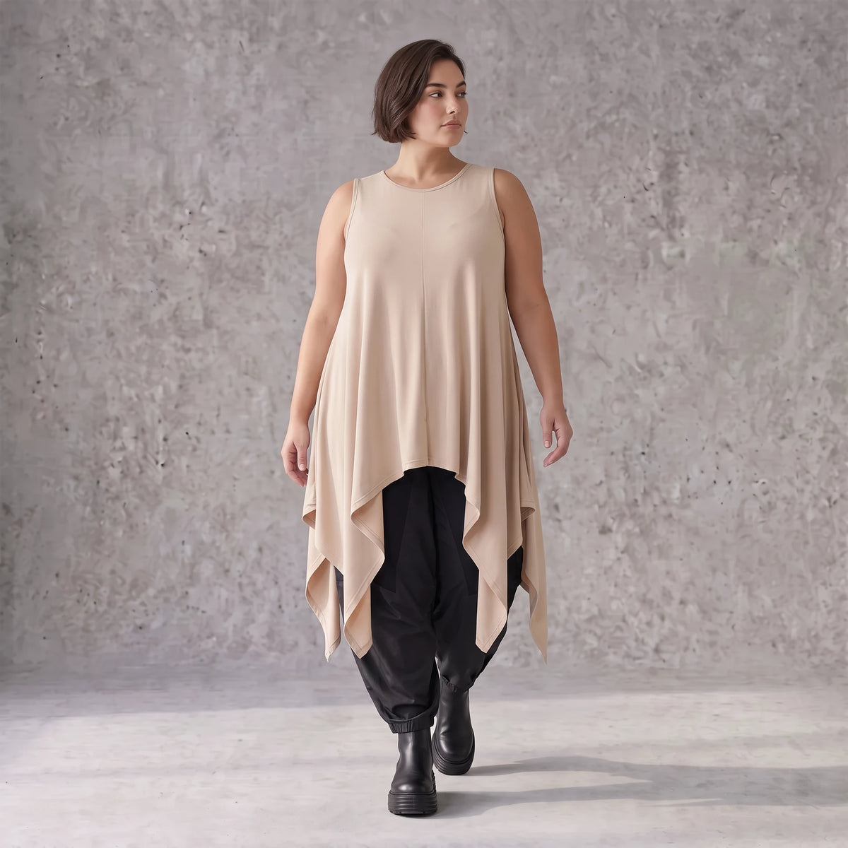 Ärmellose Sand Slinkytunika mit Stretch und Rundhalsausschnitt im eleganten Zipfelschnitt
