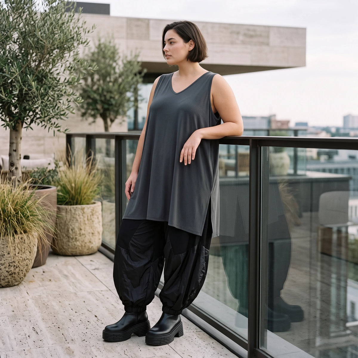 Slinkytop mit V-Ausschnitt geradem Schnitt und seitlichen Schlitzen aus Stretchmaterial