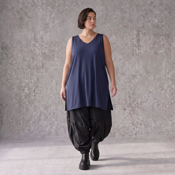 Elegantes Slinky Stretch Top in Marine mit V-Ausschnitt und seitlichen Schlitzen am Saum