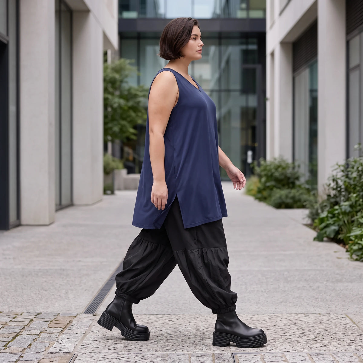 Elegantes Slinky Stretch Top in Marine mit V-Ausschnitt und seitlichen Schlitzen am Saum