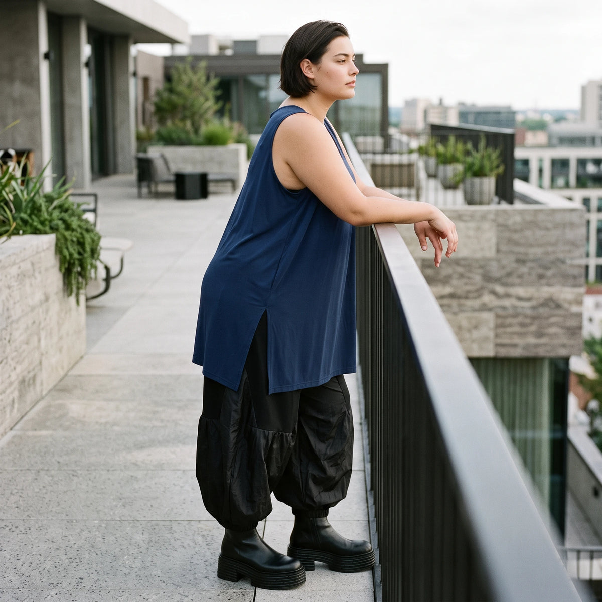 Elegantes Slinky Stretch Top in Marine mit V-Ausschnitt und seitlichen Schlitzen am Saum