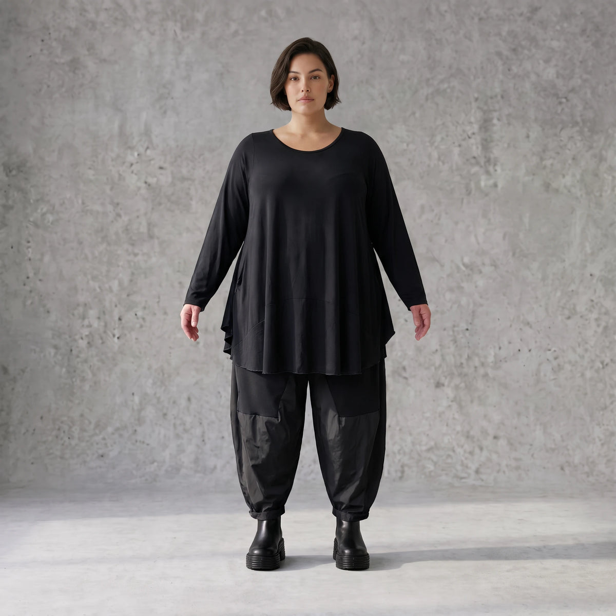 Langarmshirt in Glockenform aus Stretchjersey mit Rundhalsausschnitt und Nahttaschen