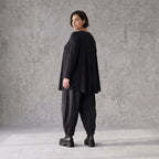 Langarmshirt in Glockenform aus Stretchjersey mit Rundhalsausschnitt und Nahttaschen
