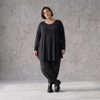 Langarmshirt in Glockenform aus Stretchjersey mit Rundhalsausschnitt und Nahttaschen
