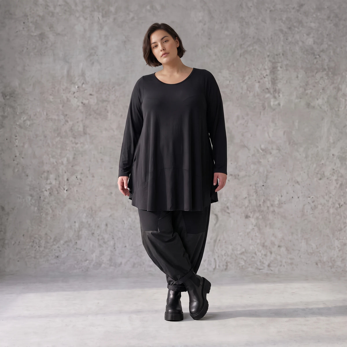 Langarmshirt in Glockenform aus Stretchjersey mit Rundhalsausschnitt und Nahttaschen