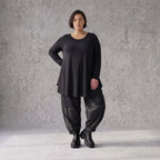 Langarmshirt in Glockenform aus Stretchjersey mit Rundhalsausschnitt und Nahttaschen