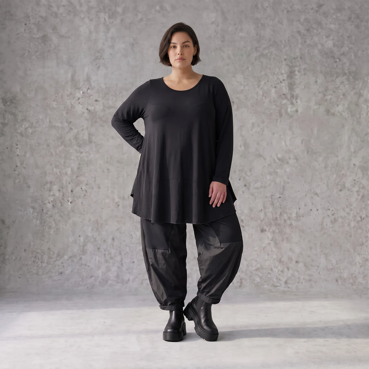 Langarmshirt in Glockenform aus Stretchjersey mit Rundhalsausschnitt und Nahttaschen