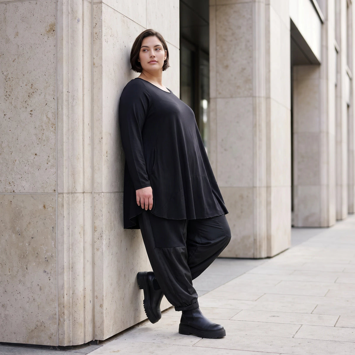 Langarmshirt in Glockenform aus Stretchjersey mit Rundhalsausschnitt und Nahttaschen